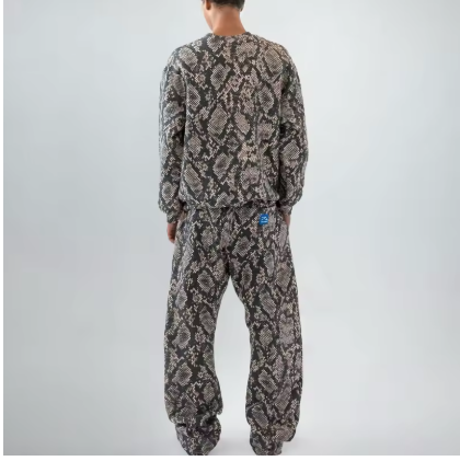 Camo pattern sweatshirt and jogging set for men and women